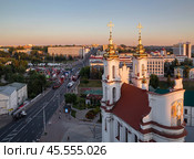 Город Витебск, Беларусь. Вид на Воскресенскую (Рынковую) церковь на переднем плане и улицу Ленина со смотровой площадки ратуши. Закат над городом летним июньским вечером (2024 год). Редакционное фото, фотограф Наталья Николаева / Фотобанк Лори