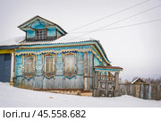 Деревенский дом с резной калиткой и наличниками (2023 год). Редакционное фото, фотограф Илья Старков / Фотобанк Лори