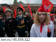 21.05.2023, Москва, Красная Площадь. Торжественный приём в пионеры. Девочка в пилотке и галстуке рядом с отставными офицерами. Редакционное фото, фотограф Дмитрий Киселёв / Фотобанк Лори