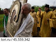 30. 06. 2023, Московская область, посёлок Шувое. Шувойско-Губинския крестный ход с Чудотворной иконой. Мужчины-члены старообрядческой общины несут икону во время Крестного хода. Редакционное фото, фотограф Дмитрий Киселёв / Фотобанк Лори
