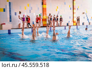 Детские соревнования по синхронному плаванию (2016 год). Редакционное фото, фотограф Оксана / Фотобанк Лори