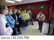 27.01.2023, Жостово. Дети на экскурсии в музее Жостовской фабрики декоративной росписи. Редакционное фото, фотограф Дмитрий Киселёв / Фотобанк Лори