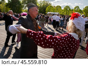 09.05.2023, Москва, Парк Горького, День Победы. Люди танцуют под звуки вальса. Редакционное фото, фотограф Дмитрий Киселёв / Фотобанк Лори