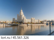 Вид с моста на высотное здание на Котельнической набережной, Москва. Стоковое фото, фотограф Владимир Чинин / Фотобанк Лори