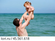 Маленькая рыжая девочка купается с папой в море. Стоковое фото, фотограф Александр Тарасенков / Фотобанк Лори
