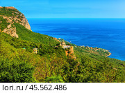 View from the Baidar Gate to the Ascension Temple and the city of Foros in Crimea (2021 год). Стоковое фото, фотограф Владимир Ушаров / Фотобанк Лори