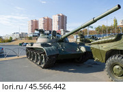 Средний танк Т-62, площадка с военной техникой на берегу Волги. Волгоград, Центральная набережная, Россия (2020 год). Редакционное фото, фотограф Андрей Цыганков / Фотобанк Лори