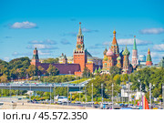 Вид на Московский Кремль в осенний солнечный день. Москва. Редакционное фото, фотограф E. O. / Фотобанк Лори
