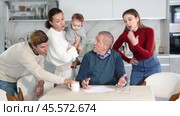 Family members giving advice to old man and discussing inheritance. Family members discussing inheritance. Стоковое видео, видеограф Яков Филимонов / Фотобанк Лори