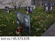 Портереты расстрелянных людей на аллее памяти. Бутовский полигон. Стоковое фото, фотограф Дмитрий Киселёв / Фотобанк Лори