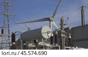 Spinning wind turbine and electrical equipment. Стоковое видео, видеограф Михаил Коханчиков / Фотобанк Лори