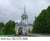 Туристы у входа в комплекс бывшего Николо-Медведского монастыря. Ленинградская область, город Новая Ладога, проспект Карла Маркса, 49, 49А (2019 год). Стоковое фото, фотограф Алексей Иванов / Фотобанк Лори