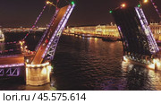 Aerial view of Palace bridge in St. Petersburg (2019 год). Стоковое видео, видеограф Михаил Коханчиков / Фотобанк Лори
