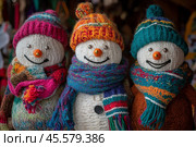 Three cheerful snowmen colorful wearing. Стоковое AI-изображение, AI-художник Михаил Коханчиков / Фотобанк Лори