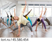 European guy with team of like-minded multinational people learn to elements of hip hop dance. Стоковое фото, фотограф Яков Филимонов / Фотобанк Лори