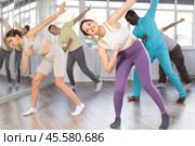 Asian girl with team of like-minded multinational people learn to elements of hip hop dance. Стоковое фото, фотограф Яков Филимонов / Фотобанк Лори