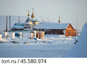 Храм Преображения Господня, город Анадырь, Чукотка, Сибирь, Россия. Вид на заснеженную небольшую православную церковь на Крайнем Севере России в Арктике. Холодная погода. Зимний пейзаж. (2020 год). Стоковое фото, фотограф Андрей Степанов / Фотобанк Лори