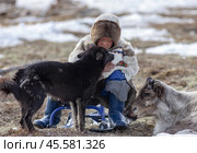 Мальчик ласкает собаку. Этнография. Ямал. Редакционное фото, фотограф Катерина Романова / Фотобанк Лори