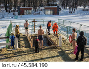 Люди купаются в проруби на праздник Крещения в Воронцовском парке, Москва (2022 год)./ Epiphany bathing in the ice hole in the Vorontsovo estate, Moscow. Редакционное фото, фотограф Iva Noel / Фотобанк Лори