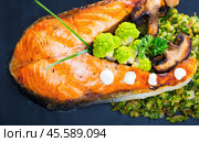 Roasted salmon steak with broccoli. Стоковое фото, фотограф Яков Филимонов / Фотобанк Лори