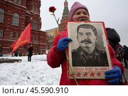 Москва. Пожилая женщина с портретом Иосифа Сталина. (2022 год). Редакционное фото, фотограф Дмитрий Киселёв / Фотобанк Лори