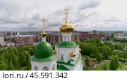 Церковь с высоты. Стоковое видео, видеограф Владимир Абраменко / Фотобанк Лори