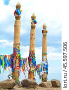 Shamanic serge pillars with Hadak ribbons on Olkhon Island, Lake Baikal, Russia. A sacred and spiritual place for rituals and local traditions. Стоковое фото, фотограф Татьяна Терехина / Фотобанк Лори