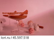 Тёплый коктейль с карамелью, бренди, сахарной кромкой и палочкой корицы. Стоковое фото, фотограф Anna Leeva / Фотобанк Лори