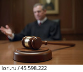 Судейский молоток на столе у судьи. The judge's gavel is on the judge's table. Стоковое AI-изображение, AI-художник Гер Олег / Фотобанк Лори