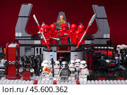 RUSSIAN, SAMARA - February 8, 2019. LEGO STAR WARS. Minifigures Star Wars - Elite Preatorian Guard. Редакционное фото, фотограф Андрей Аркуша / Фотобанк Лори