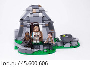 RUSSIA, May 16, 2018. Constructor Lego Star Wars. Mini-figures of the characters Jedi Luke Skywalker, Chewbacca and Ray. Редакционное фото, фотограф Андрей Аркуша / Фотобанк Лори