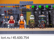RUSSIA, SAMARA, FEBRUARY 15, 2020 - Lego Team of Famous Bounty Hunters Star Wars Characters. Редакционное фото, фотограф Андрей Аркуша / Фотобанк Лори