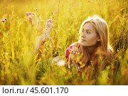 Happy girl in a field of grass and flowers. Стоковое фото, фотограф Дмитрий Киселёв / Фотобанк Лори