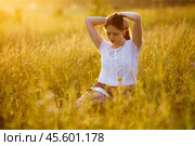 Woman sitting on the grass reading a book. Стоковое фото, фотограф Дмитрий Киселёв / Фотобанк Лори