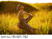 Happy boy sitting and dreams. Стоковое фото, фотограф Дмитрий Киселёв / Фотобанк Лори