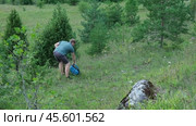 Exploring Nature a Hiker with backpack Strolling Through a Beautiful Field Beneath Vast Blue Sky. Tourist man traverses a scenic field, clear blue sky. Adventure and exploration concept. One person. Стоковое видео, видеограф Марина Демидюк / Фотобанк Лори