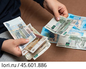Парень подсчитывает деньги. Стоковое фото, фотограф Игорь Низов / Фотобанк Лори