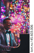 Musician smiling while playing piano on stage. Стоковое AI-видео, аниматор Юрий Поздников / Фотобанк Лори