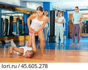 Young lady doing wristlock. Стоковое фото, фотограф Яков Филимонов / Фотобанк Лори