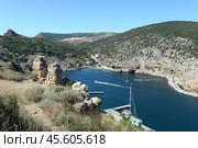 Вид на Балаклавскую бухту с горы Кастрон, Севастополь, Крым, Россия (2021 год). Редакционное фото, фотограф Free Wind / Фотобанк Лори
