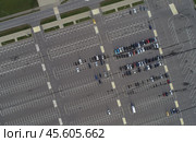 Просторная парковка почти полностью свободна (2022 год). Стоковое фото, фотограф Геннадий Соловьев / Фотобанк Лори
