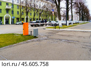 Городской пейзаж. Сотрудник ДПС беседует с водителем. Воронеж. Редакционное фото, фотограф Владимир Шибаев / Фотобанк Лори