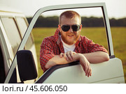 Driver of a truck in sunglasses. Стоковое фото, фотограф Дмитрий Киселёв / Фотобанк Лори