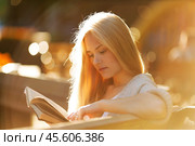Happy blonde girl reading a book. Стоковое фото, фотограф Дмитрий Киселёв / Фотобанк Лори