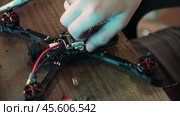 Installing Flight Controller on DIY Drone Stack. Стоковое видео, видеограф Поскребышев Михаил / Фотобанк Лори