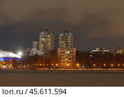 Ночной вид от Плотинки на стрелку Городского пруда. Екатеринбург. Редакционное фото, фотограф Алексей Иванов / Фотобанк Лори