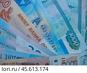 Банкноты Российской Федерации разной номинальной стоимости (2020 год). Редакционное фото, фотограф Сергей Елизарьев / Фотобанк Лори