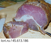 Ежегодно 27 ноября отмечается День вяленого мяса. Домашнее вяленое мясо. Вяленое мясо - деликатес, приготовленный из мяса шеи и лопатки свиньи. Экологически чистый и натуральный продукт. Стоковое фото, фотограф Сергей Елизарьев / Фотобанк Лори