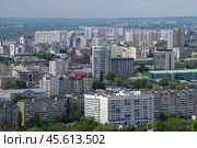 Пейзаж современного Саратова майским днем. Вид с Соколовой горы (2024 год). Редакционное фото, фотограф Виктор Карасев / Фотобанк Лори