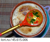 Хохломская ложка и глиняный горшок с пшенной кашей из печи. Каша на молоке с маслом. Крупный план. Натуральная, здоровая пища. Традиционная русская еда. Стоковое фото, фотограф Сергей Елизарьев / Фотобанк Лори